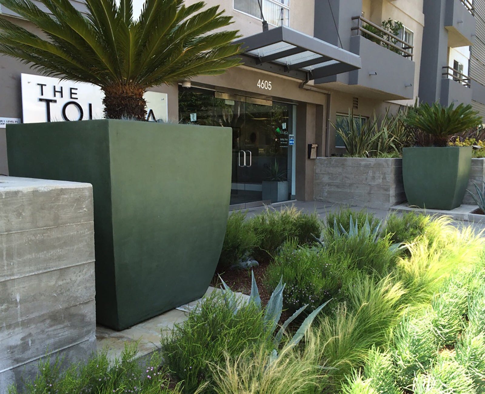 Forrest Square Symphony Square planter 42
