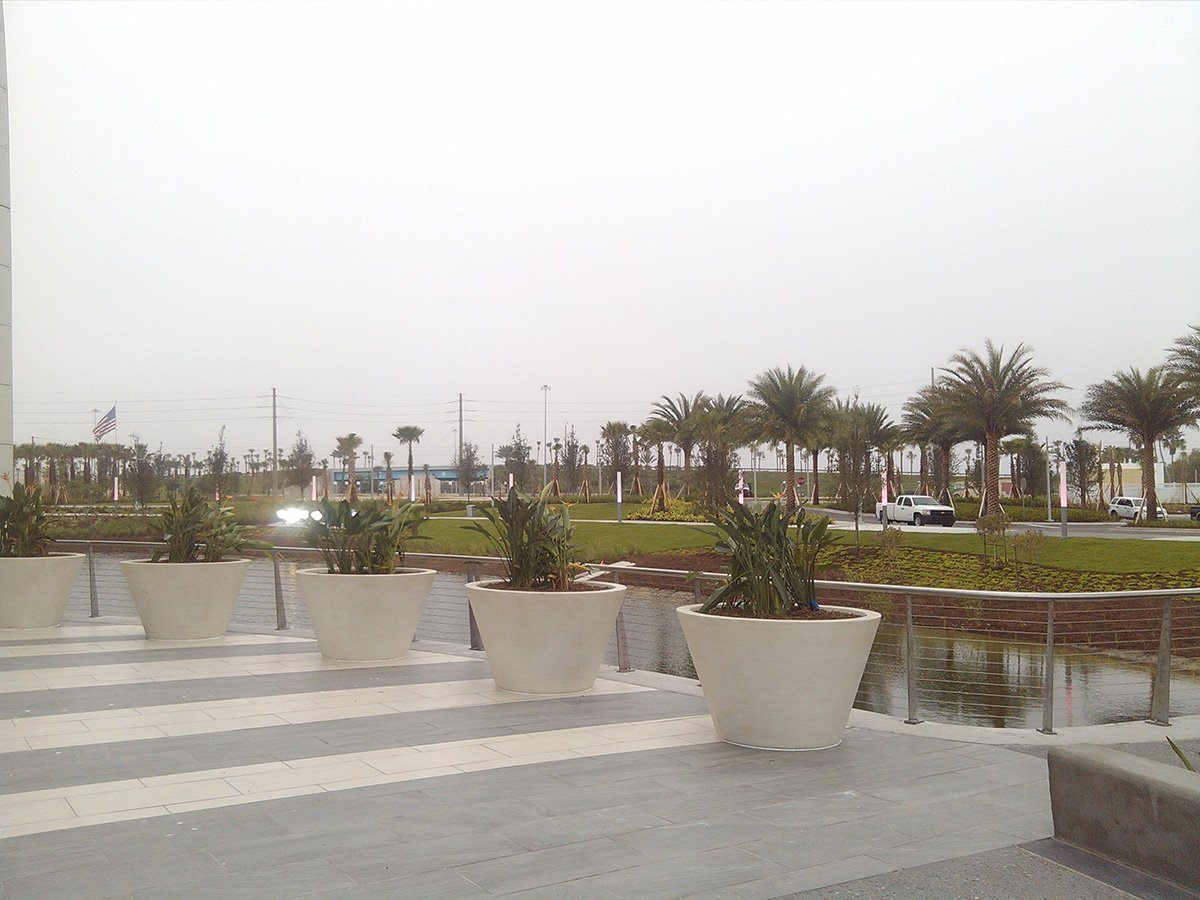 Wallgreen Cone 60" x36" Crystal White Contemporary / Modern planters Concrete Creations 