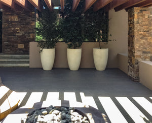 Symphony pots in pearl white Contemporary / Modern planters Concrete Creations 