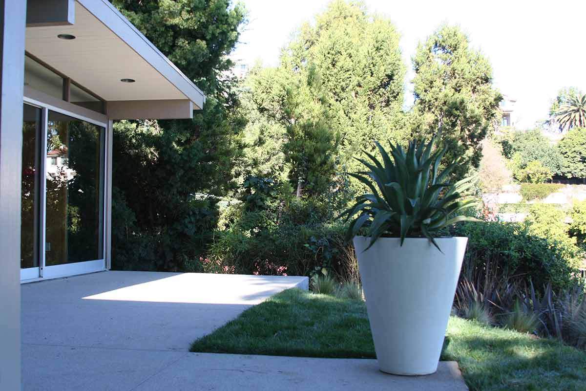 The Cone 24" x27" Crystal White Contemporary / Modern planters Concrete Creations 